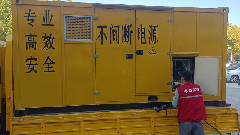 万柏林柴油发电机组和UPS电源配合使用时，如何避免切换过程中的电力中断？
